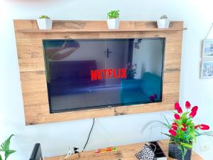 Apto Ubatuba próximo praias, piscina, AC, Wi-Fi.