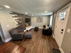 Newly Remodeled 2 BR Private Home w King Bed