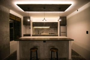 Casa moderna con patio y asador