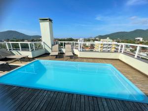 Apto Ubatuba próximo praias, piscina, AC, Wi-Fi.