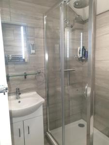 The Old Dairy, comfy 1 bedroom apartment with lounge,bathroom and kitchenette near town, pubs and walks