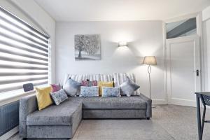 Spacious 3-Bedroom Apartment with Free Parking Near London