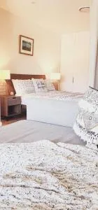 Modern & Cozy Unit Just Steps from Terrigal Beach - Terrigal