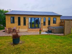 Edgmond Lodges - 1 & 2 Bed Luxury Log Cabins with Private Hot Tubs Derbyshire