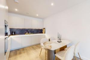 Modernistic 2 Bed - 2 Bath Flat near Central London