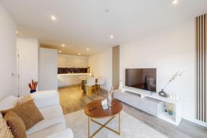 Modernistic 2 Bed - 2 Bath Flat near Central London