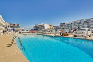 Wildwood Crest Condo with Pool and Beach Access!