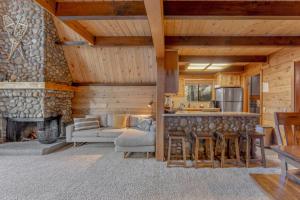 3BR with Sauna & Lake Views, 2 miles to Beach