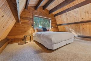 3BR with Sauna & Lake Views, 2 miles to Beach