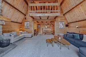 3BR with Sauna & Lake Views, 2 miles to Beach