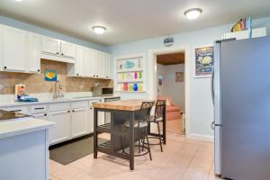 Lovely St Pete Beach Cottage, Walk to Beach and Town