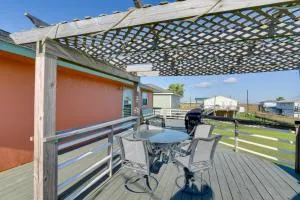 Walk to Shore and Restaurants Surfside Beach Home! - Clute