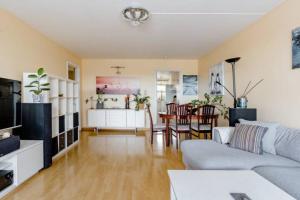 Calm and tidy room in apartment, 14min train ride to city center