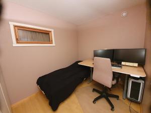 Calm and tidy room in apartment, 14min train ride to city center