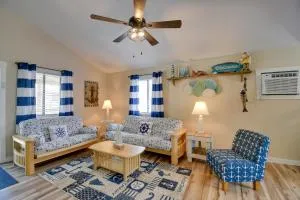 Ocean Isle Apartment with Balcony, 1 Mi to Beach! - 霍尔顿海滩
