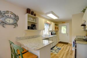 Ocean Isle Apartment with Balcony, 1 Mi to Beach!