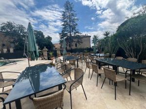 Maisons d'hotes Demeure Sainte Clotilde, evenementiel et chambres d'hotes a Neffies : photos des chambres
