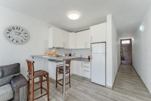 Primavera Tranquil Retreat 2-Bedroom Apartment with Balcony, Garden View & Fiber WiFi