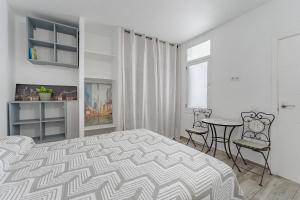 Primavera Tranquil Retreat 2-Bedroom Apartment with Balcony, Garden View & Fiber WiFi
