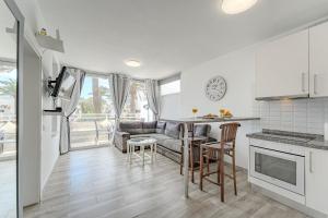 Primavera Tranquil Retreat 2-Bedroom Apartment with Balcony, Garden View & Fiber WiFi - 4hvězdičkové hotely ve městě Arona