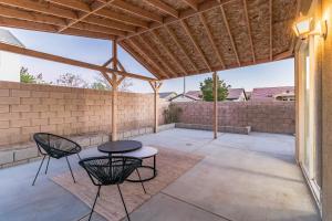Modern 4BR Oasis, Fireplace, Patio & Spacious Family Room