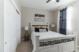 Modern 4BR Oasis, Fireplace, Patio & Spacious Family Room