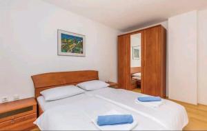 Apartments with a swimming pool Soline, Krk - 23286