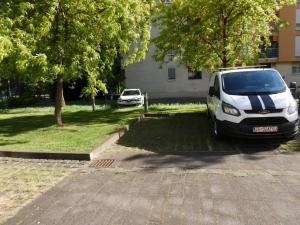 Apartments with a parking space Zagreb - 23369 