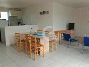 Maisons de vacances Charmante maison pour 4 personnes avec terrasse, a 1,8 km de la plage et proche des commodites - FR-1-357-76 : photos des chambres