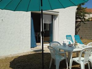 Maisons de vacances Maison Cosy, Renovee, Proche Plage et Centre, Jardin, Animaux Bienvenus - FR-1-652-19 : photos des chambres