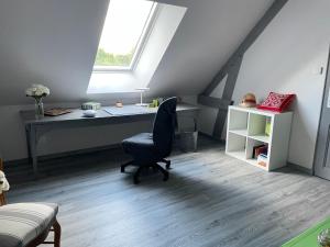 B&B / Chambres d'hotes Evasion Naturelle: Chambre d-Hotes Spacieuse avec Piscine et Confort a Montreuil-le-Henri - FR-1-410-446 : photos des chambres