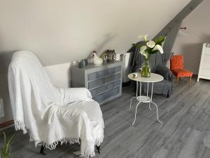 Évasion Naturelle: Chambre dHôtes Spacieuse avec Piscine et Confort à Montreuil-le-Henri - FR-1-410-446