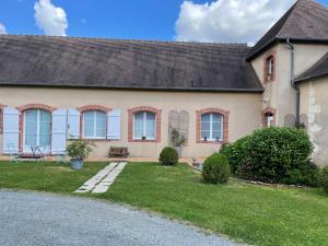 Évasion Naturelle: Chambre dHôtes Spacieuse avec Piscine et Confort à Montreuil-le-Henri - FR-1-410-446