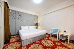 California Saigon Hotel & Rooftop Pool