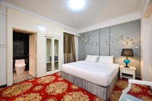 California Saigon Hotel & Rooftop Pool