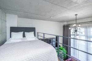 Dream Stay - Modern City Centre Lofts with Self Check-in