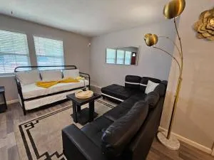 New Houston Home! Sleeps 10-12, Near Downtown, 4 Car Parking - Humble