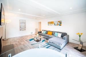 Spacious 3-Bedroom 3-Bathroom with 2-Living Room by Beverly Hills