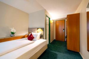 Comfort Single Room with Single Bed and Courtyard View room in PLAZA Hotel Blankenburg Ditzingen Sure Hotel Collection