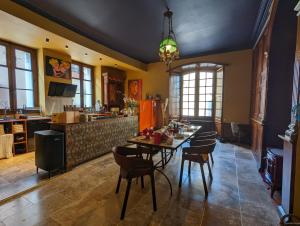 B&B / Chambres d'hotes Manoir des Comtes : Chambre Double avec Salle de Bains Privative