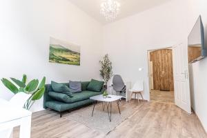 Lovely 1BR & 1LR Ground Floor Gem 15 min to City Center via U3