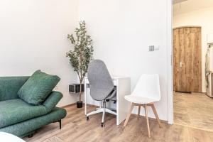 Lovely 1BR & 1LR Ground Floor Gem 15 min to City Center via U3