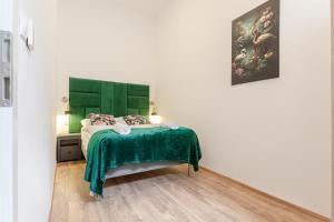 Lovely 1BR and 1LR Ground Floor Gem 15 min to City Center via U3