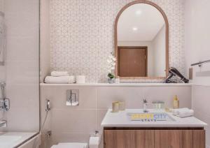 Luxurious 1 Bed in Dubai Creek Harbor, Hosted by Desert City Stays