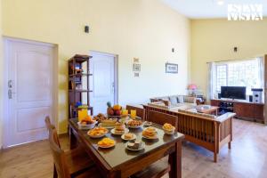 StayVista at Zolas Retreat 2BHK Pet Friendly and Breakfast Included