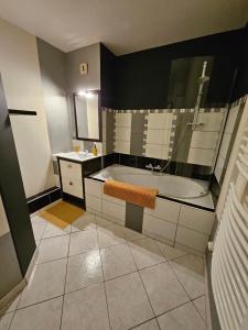 Appartements F3 rez-de-chaussee Centre ville au calme avec Balcon Garage et Netflix : photos des chambres