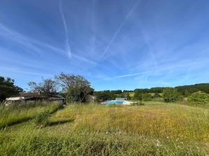 Peaceful gîte with stunning pool near market town
