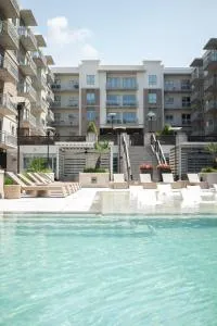 5 Min from everything! Pool, Gym, Balcony - Houston