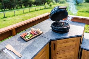 WUDINO - Ubytování v přírodě, se zvířaty v industriálním duchu,