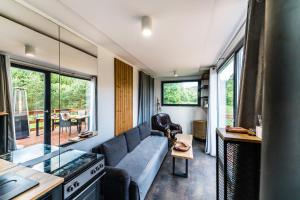 WUDINO - Ubytování v přírodě, se zvířaty v industriálním duchu,